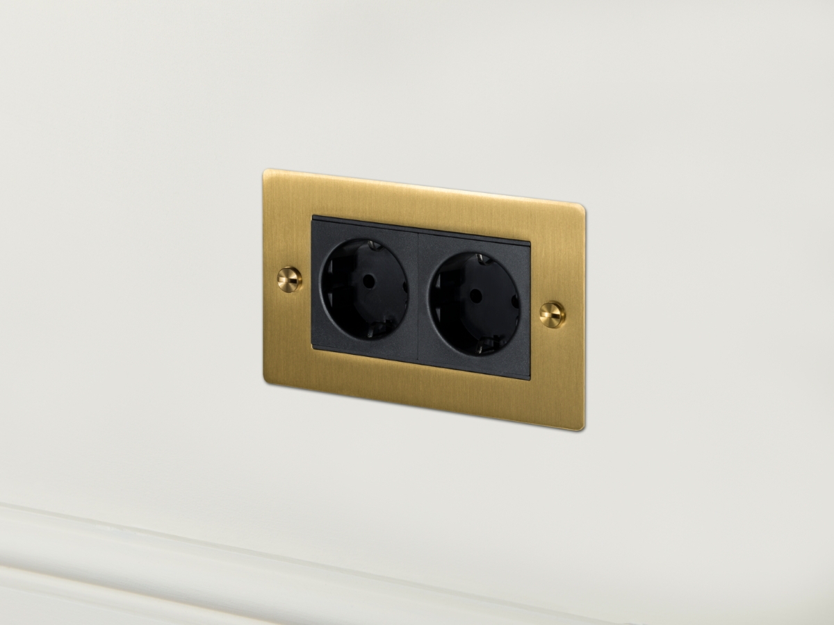 Розетка Buster & Punch двойная 2G_Euro UK-MG-CO-2G-BR-A матовая латунь
