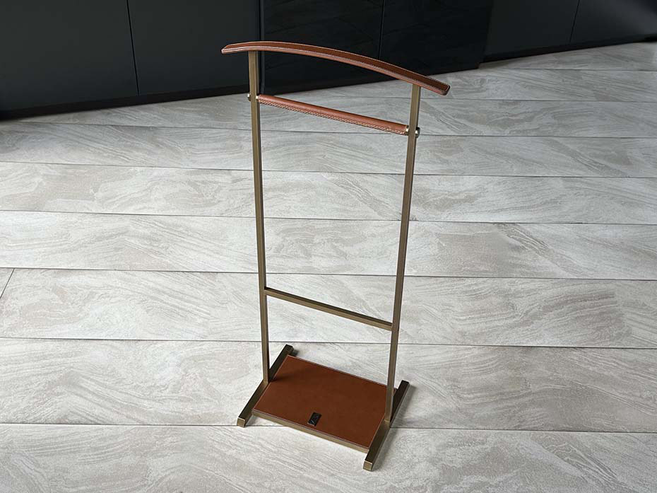 Напольная вешалка для одежды FURNITEK FG-085 из латуни и натуральной кожи