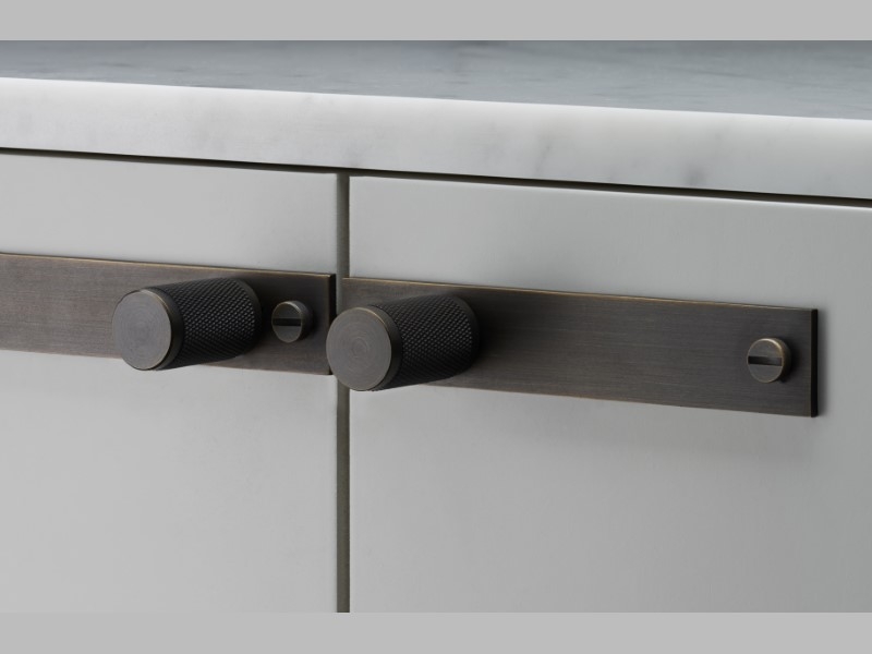 Мебельная ручка кнопка на планке Buster & Punch UK-KP-SM матовая бронза