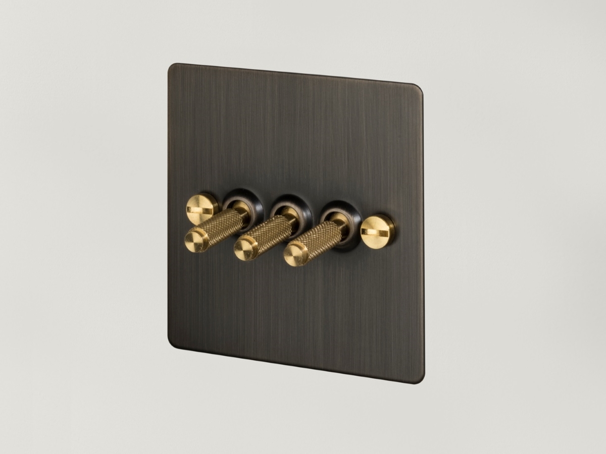 Выключатель тумблерный Buster & Punch тройной UK-TO-CO-3G-SM-BR матовая бронза