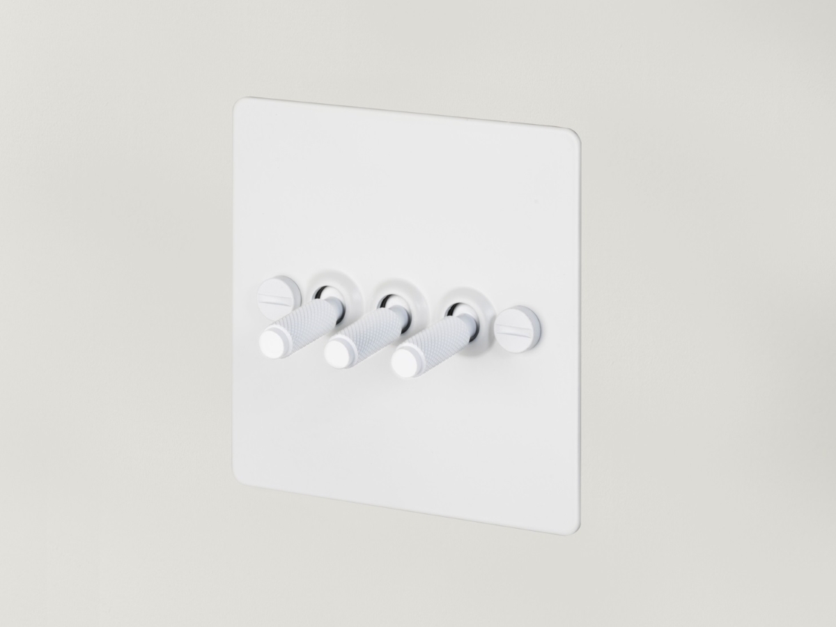 Выключатель тумблерный Buster & Punch тройной UK-TO-CO-3G-WH белый