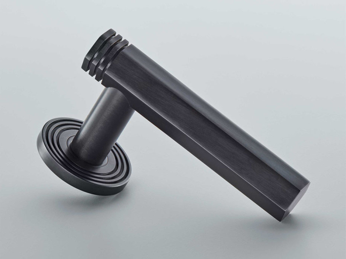 Дверная ручка на розетке Croft 140 Prism 213 черная бронза