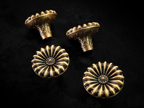 Мебельная ручка-кнопка Edgar Berebi 7177 матовая бронза