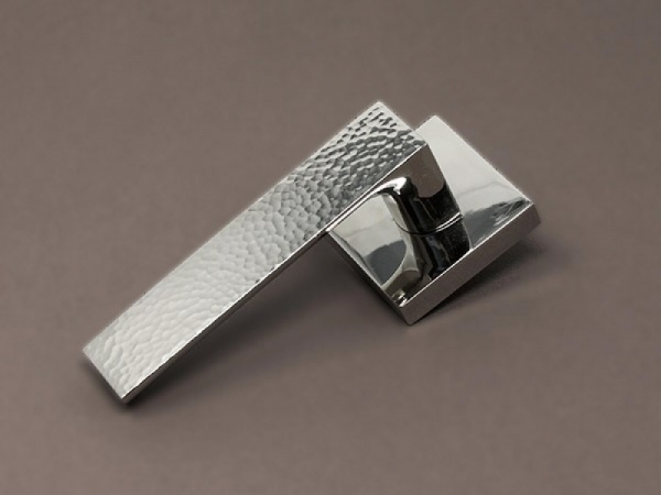 Дверная ручка на розетке Hamilton HL047H полированный хром