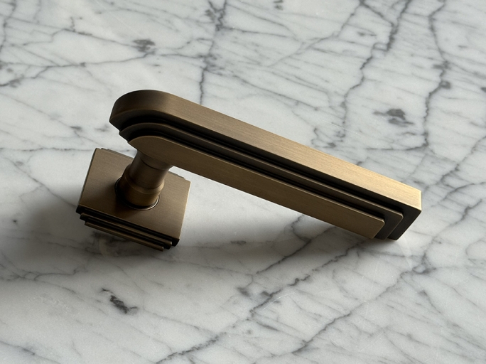 Дверная ручка на розетке Oliver Knights Bausan LH античная латунь