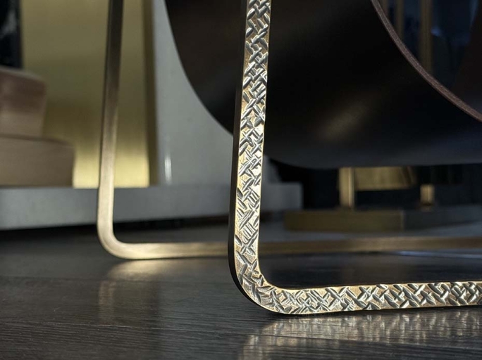 Дровница с кожаной вставкой FG-12053 античная латунь с чеканкой