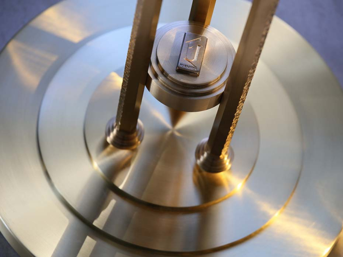 Стол кофейный круглый Furnitek FG-057 из латуни