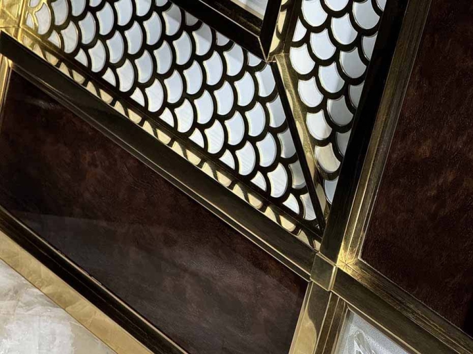 Декоративное панно из стекла и латуни FURNITEK FG-04002 со вставкой из дерева