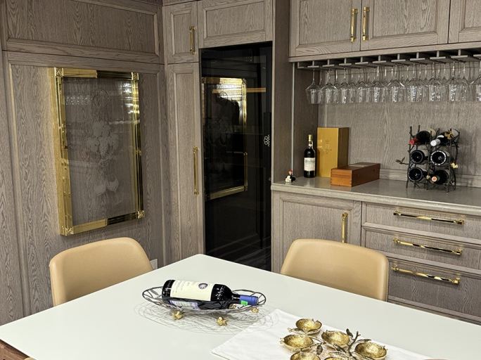 Панно для пробок на стену FURNITEK FG-04003 в латунной раме с полировкой