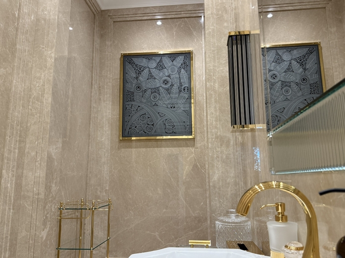 Картина со стеклом FURNITEK FG-305 в латунной раме фон чёрный