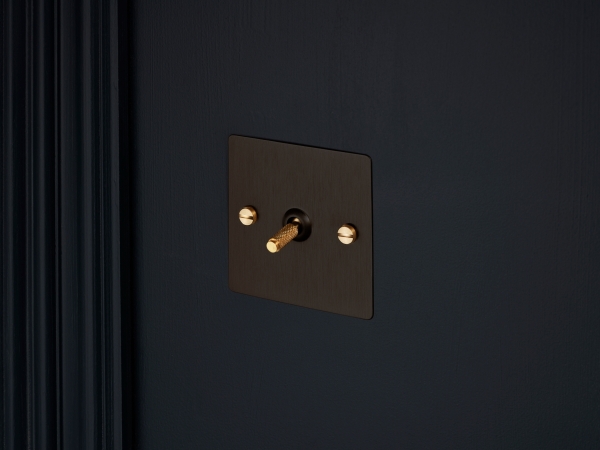 Выключатель тумблерный Buster & Punch одинарный UK-TO-CO-1G-SM-BR матовая бронза