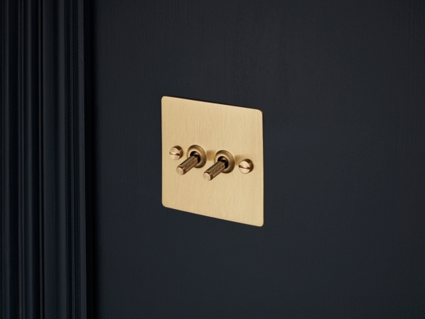 Выключатель тумблерный Buster & Punch двойной UK-TO-CO-2G-BR матовая латунь