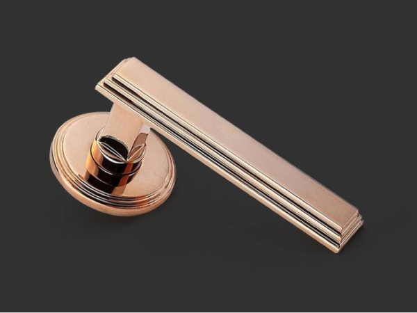 Дверная ручка на розетке Frank Allart 7728 полированная медь