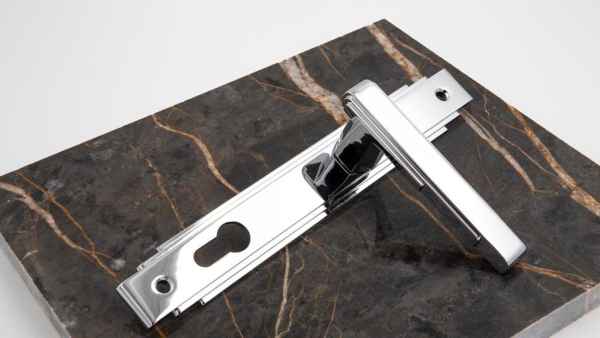 Ручки для дверей на планке полированный хром